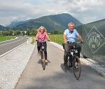 Bürgermeisterin Roswitha Glashüttner und Verkehrslandesrat Anton Lang probierten den neuen Geh- und Radweg gleich selbst aus. © Stadtgemeinde Liezen Bürgermeisterin Roswitha Glashüttner und Verkehrslandesrat Anton Lang probierten den neuen Geh- und Radweg gleich selbst aus. © Stadtgemeinde Liezen
