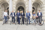 Mit Masterplan zur Radhauptstadt: Landesbaudirektor Andreas Tropper, Masterplaner Stefan Bendiks, LH Hermann Schützenhöfer, Bürgermeister Siegfried Nagl, LH-Stv. Anton Lang, Verkehrsstadträtin Elke Kahr und Stadtbaudirektor Bertram Werle (v.l.). © Stadt Graz/Fischer Mit Masterplan zur Radhauptstadt: Landesbaudirektor Andreas Tropper, Masterplaner Stefan Bendiks, LH Hermann Schützenhöfer, Bürgermeister Siegfried Nagl, LH-Stv. Anton Lang, Verkehrsstadträtin Elke Kahr und Stadtbaudirektor Bertram Werle (v.l.). © Stadt Graz/Fischer